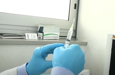 Проведение кодирования Вивитролом в Поронайске Шприц с Вивитролом в руках у врача